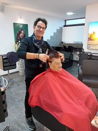 Hier legt der Meister noch selbst Hand an(Hairstyling Giovanni in St. Ingbert)